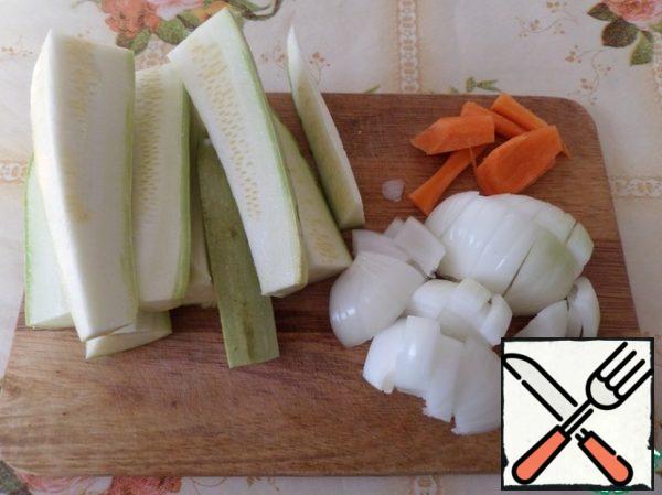 Vegetables are washed with water, cleaned and sliced.
