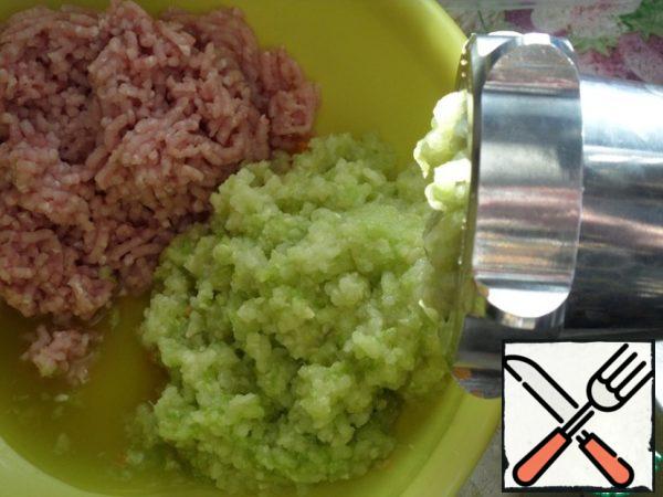 Sliced carrots and zucchini are also passed through a meat grinder.
