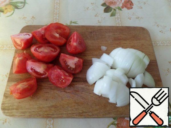 Chop the tomatoes and onions.
