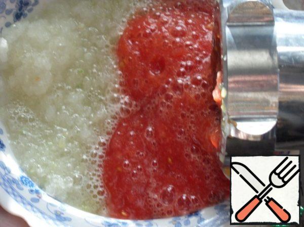 Pass tomatoes and onions through a meat grinder in a separate cup.
