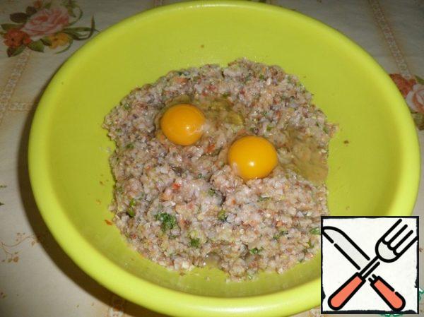 Add breadcrumbs and 2 fresh chicken eggs.
