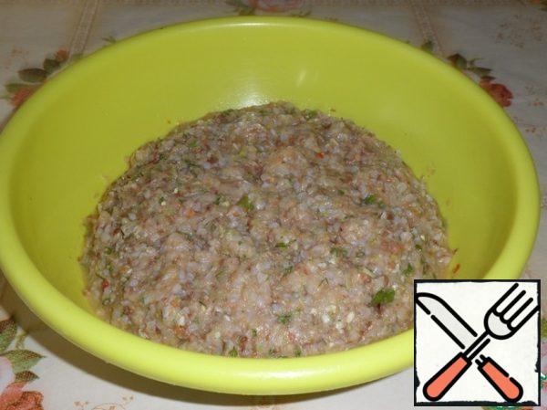 Mix well.
Minced meat for meatballs ready.