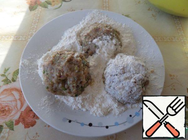 On a plate pour the flour.
Form of cooked minced meatballs and breaded in flour.
