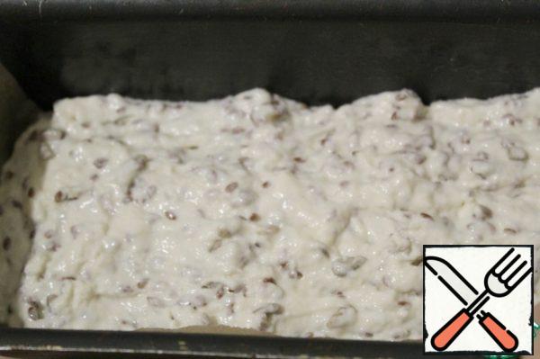 The bottom of the form to lay baking paper and grease with vegetable oil, side forms also lubricate.
Put the dough in the form of a spoon, cover with a greased vegetable oil film - so that the dough does not stick when it grows, and put it in the refrigerator overnight.