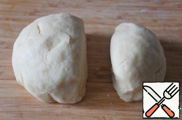 Knead the soft, tender dough.
One third of the dough cut, wrap in film and send in the freezer for at least 30 minutes, but can be longer.