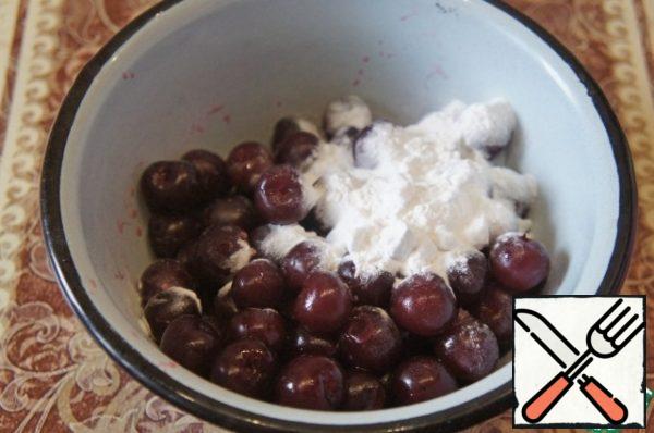 Put the cherries in a bowl and cover with starch, mix thoroughly.