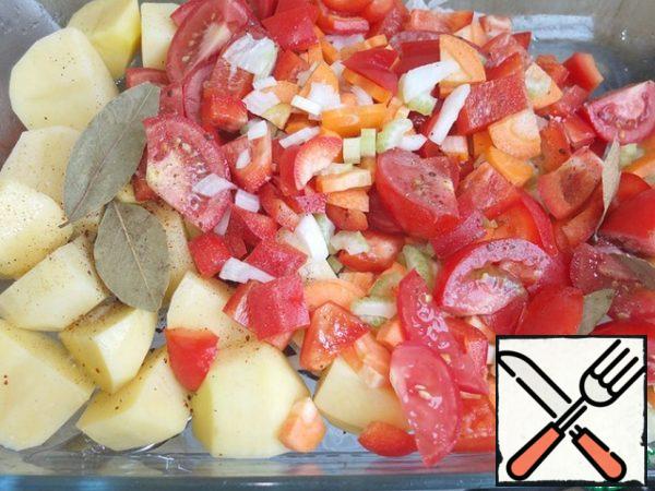Onions chop finely. Tomatoes into 4-6 parts. Potatoes large. Celery and carrots-as you like.
Season, remembering that the meat and so salted-peppered.
All spread in a baking dish (I have a big glass, 4.5 liter volume). Stir.