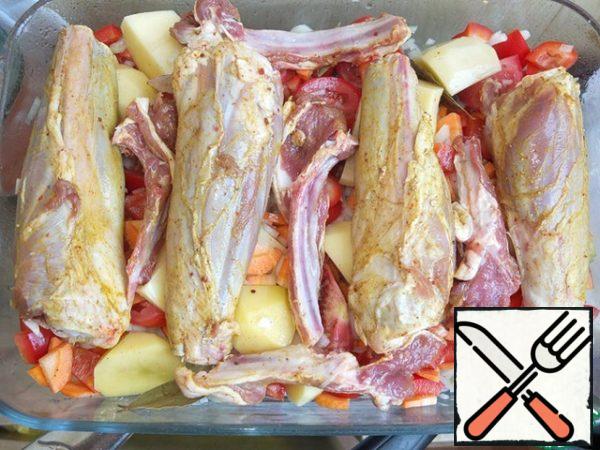 Spread the meat on top and add a couple of liters of water or broth. I had a frozen chicken, pre-thawed.
Cover tightly with foil and send in a preheated oven. As soon as starts to boil, reduce heat to isolated bubbles, and leave to simmer for about two hours.