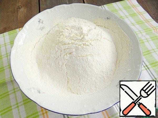In another bowl, sift flour with baking powder, baking soda and vanilla pudding, add sugar, mix the dry mixture.

