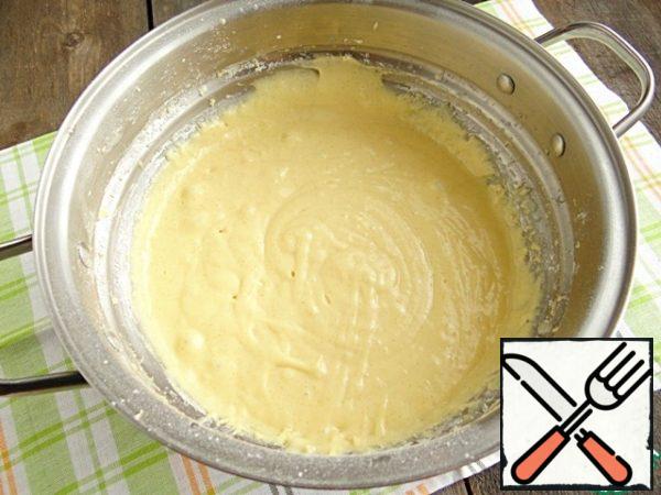 Mix the liquid and dry ingredients, beat with a mixer until the dry lumps disappear.

