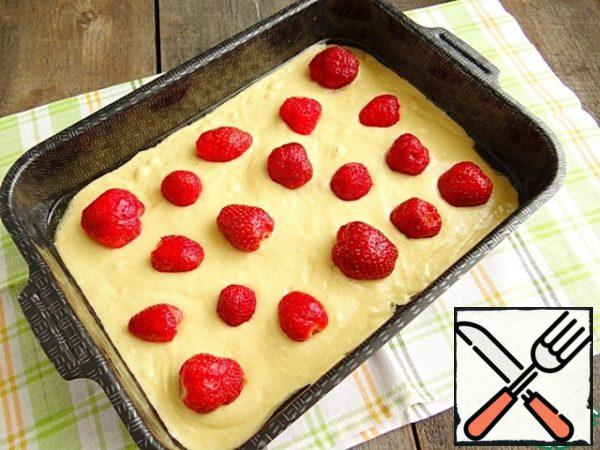 The berries are washed and dried with paper towels. I distribute half of the berries over a light dough.
