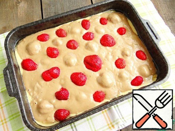 Put the remaining berries on the browned dough.
