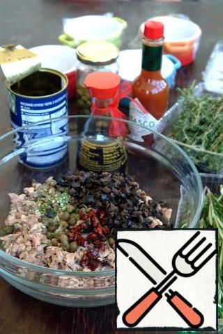 Add to it finely chopped rosemary, thyme leaves, capers. Cut finely olives, dried tomatoes, add to the meat. Add salt and pepper, add soy sauce, Tabasco to taste. Mix everything well.