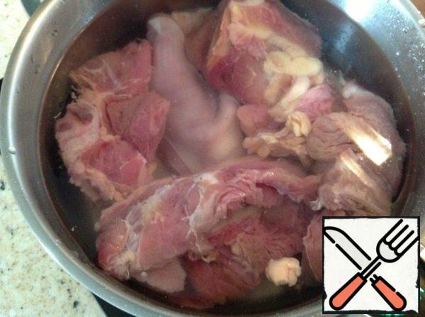 Meat put in a pan large pieces ( whole).
We pour enough water to cover the meat.
Turn on the fire and bring the meat to a boil.
The original is taken veal breast with bone and fat, but since my children don't eat fatty meat, and boiled like what I got is not greasy veal on the bone.