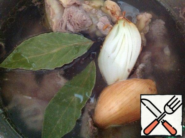 When the meat boils, remove the foam.
Turn on the fire as needed.
Add bay leaf, peppers and one onion with husk to the meat (do not peel).
Cook the meat for 3-4 hours on very low heat.
This is a prerequisite for delicious and properly cooked meat in boiled form.
