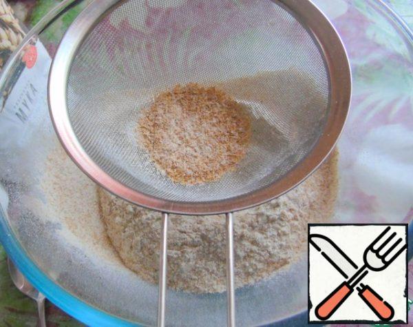 Sift whole grain flour on a sieve, bran that will remain in the sieve, set aside.