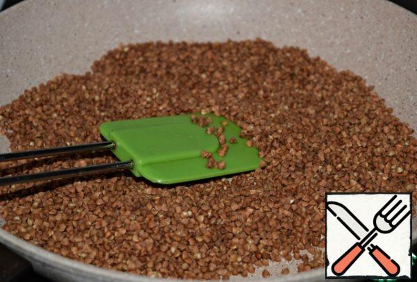 Fry the buckwheat in a dry hot frying pan, stirring constantly, for 5-6 minutes, until the characteristic buckwheat flavor disappears from the cereal. (that's what my grandmother always did, and her buckwheat porridge, I'll tell you, was insanely delicious!) If you want, you can skip this step.
