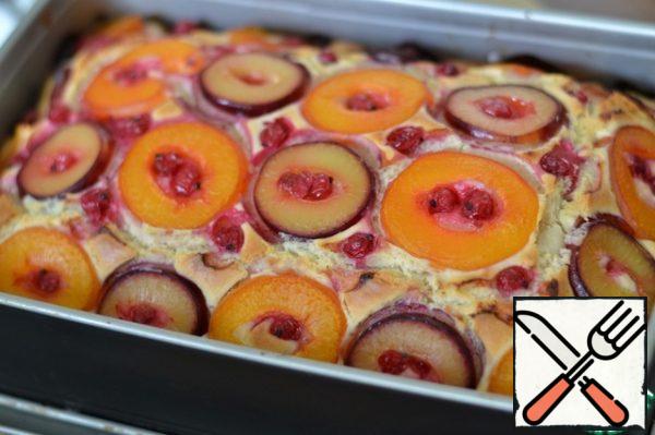 Bake at 180 degrees for 25 minutes. Sprinkle the cooled cake with powdered sugar.