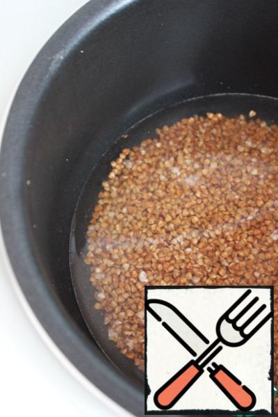 Wash and cook as indicated on a pack of buckwheat. Do not pour a lot of water, it should boil. Buckwheat is slightly doverite, later will understand why. If the water has settled, drain.