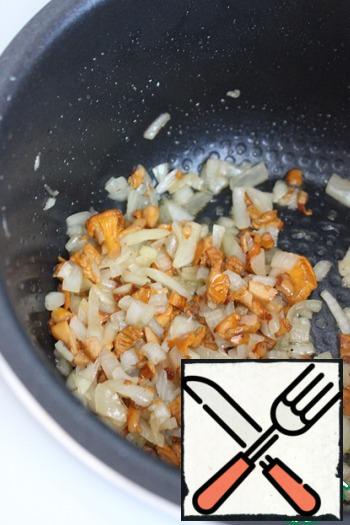 In butter, fry the onion until transparent and then throw the mushrooms and fry for 10-15 minutes, salt and pepper to taste.