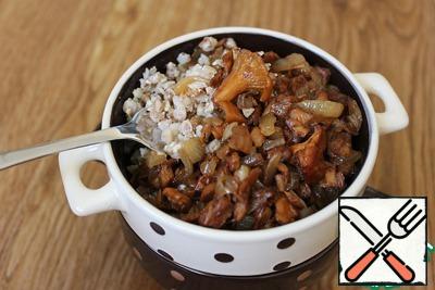 This is a recipe from the Polish cuisine, from the book the Soviet and foreign cooking, 1977, in the book indicated that feeding serve need layers: porridge put a layer of stewed mushrooms and cover with remaining cereal, then top the mushrooms again.
