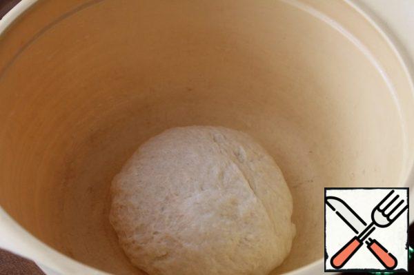 In a Cup dissolve the sugar in the milk, add the yeast and the flour with the salt.
Knead the dough, last of all adding the butter (with a mixer to mix everything well).
The dough is very obedient, soft, lively.
Cover and an hour in a warm place.