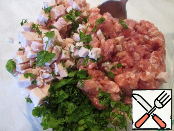 Ham cut into small cubes, finely chop the parsley. Mix minced meat, ham and herbs.