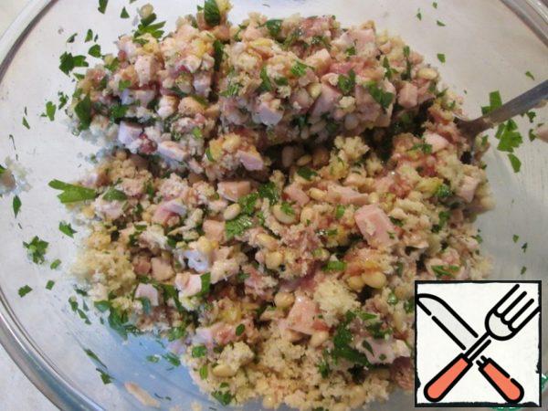 Add, pine nuts, breadcrumbs, mustard and horseradish, drive the egg. Pour the cream into minced meat, salt, pepper and mix well.