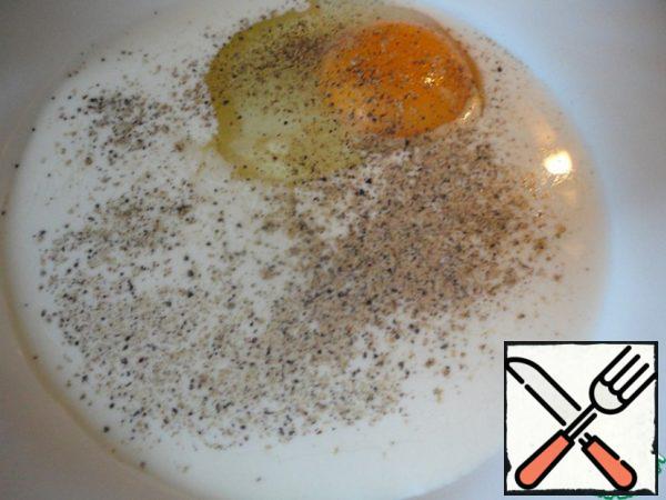 Add milk to the egg, add salt and pepper to taste. Good knock with a fork.