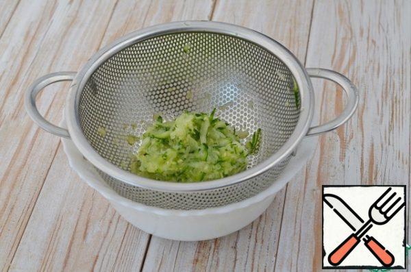 Grate zucchini on a coarse grater.
Salt, let stand for 10 minutes to stand out juice.
Using a colander drain off excess liquid in the zucchini.