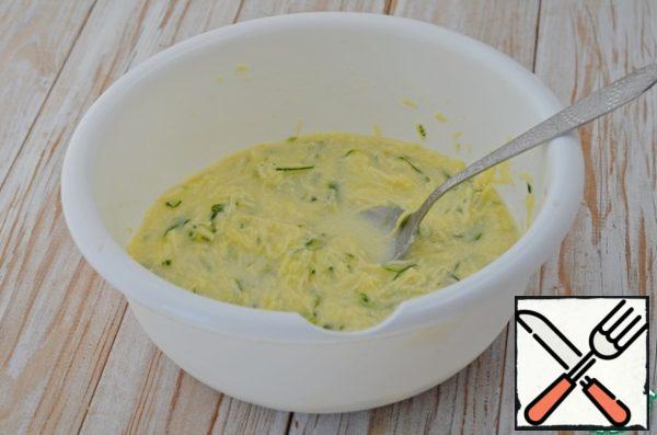 Mix the zucchini with milk, eggs, butter, cheese and garlic grated on a medium grater, pepper, salt and mix if necessary.
