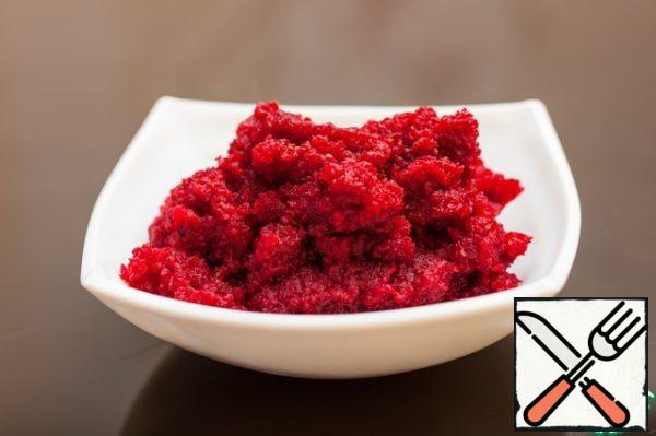 Boil or bake the beets, peel, grate on a coarse grater or grind with a blender.
