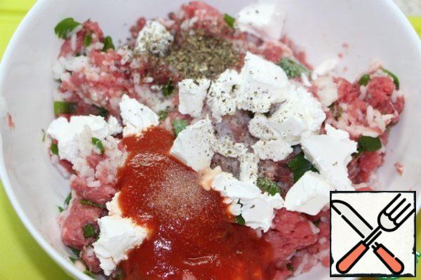 Add feta, sliced, egg, tomato sauce (or grated tomato pulp), 1 tsp.dry Basil, season with salt and freshly ground black pepper. Mix thoroughly.