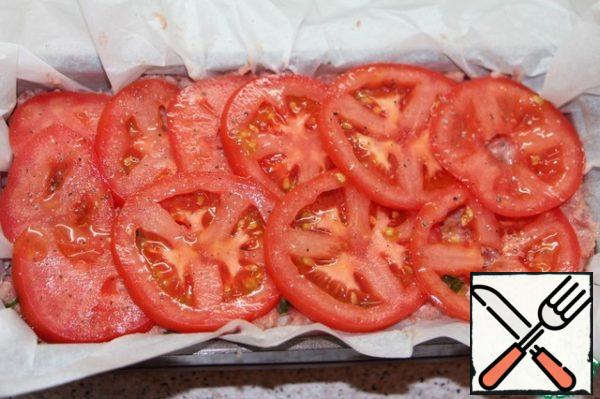 Tomato cut into thin slices, put the overlap on top of the minced meat, sprinkle with the remaining dry Basil, sprinkle with olive oil.