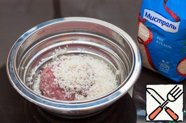 Boil until half-cooked rice, cool and add to the minced meat, salt, pepper, mix well and repel. Put into the refrigerator for 15 minutes.