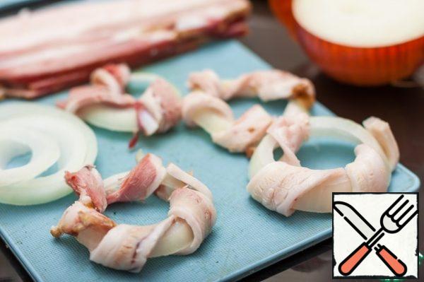 Cut half of the onion, divide it into rings, wrap it in bacon (I thinly sliced the smoked brisket, so it didn't matter)
