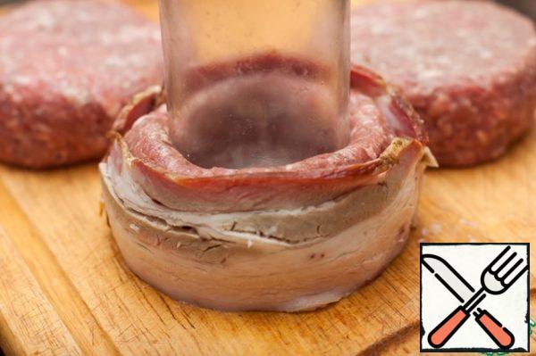 Tightly wrap bacon meat cutlet without removing the jars. I have instead of bacon - bacon, I for the insurance tied with string, for bacon it is not required that each chicken will take 3-4 slices of bacon. The Bank to clean up, get the indentation for the cheese.