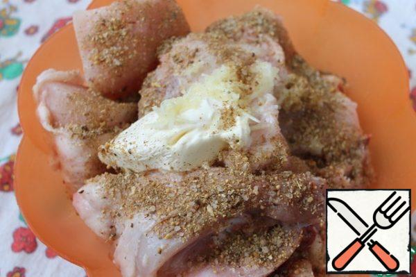 Cut the chicken into small pieces. Add spices, sour cream and finely grated garlic to it, mix and leave for 30 minutes at room temperature.
