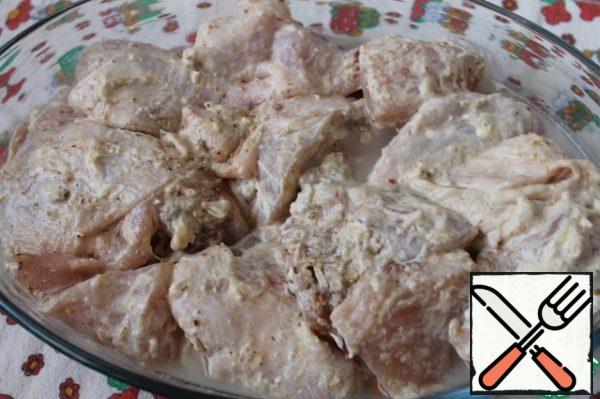 Next, put the pieces of chicken, pour water and put in a preheated 180 degree oven for 1 hour. Sprinkle the finished dish with herbs and serve immediately.