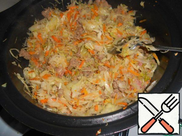 In vegetable oil, stew the cabbage with carrots, onions and minced meat until almost ready.
Let the filling cool.
