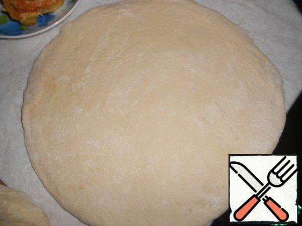 The dough is divided into 2 parts, most of the roll out in a circle and put in a round baking dish.