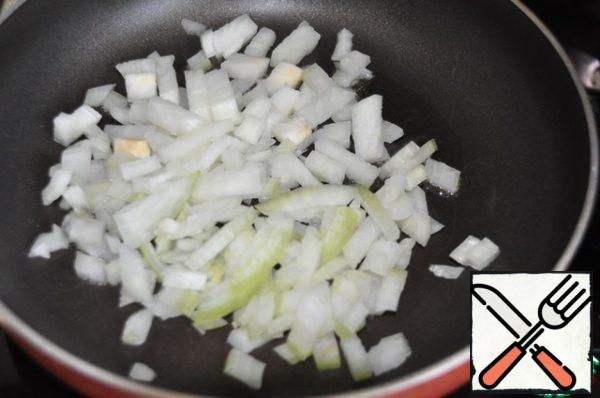 Onions cut into cubes and fry until transparent in vegetable oil.