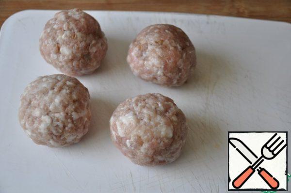 Roll the minced meat with the filling in the"bun". The remaining buckwheat can be used as a side dish to the dish.
