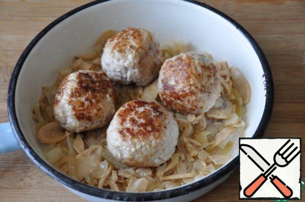 Put the fried zrazy on the remaining fried mushrooms with onions.
