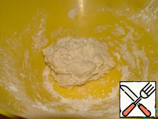 sourdough: 1/8 tsp yeast, 150 g flour, 100 g water.
Knead, leave to ferment at a temperature of 18-22 ° C for 12-15 hours. You can leave for the night.
