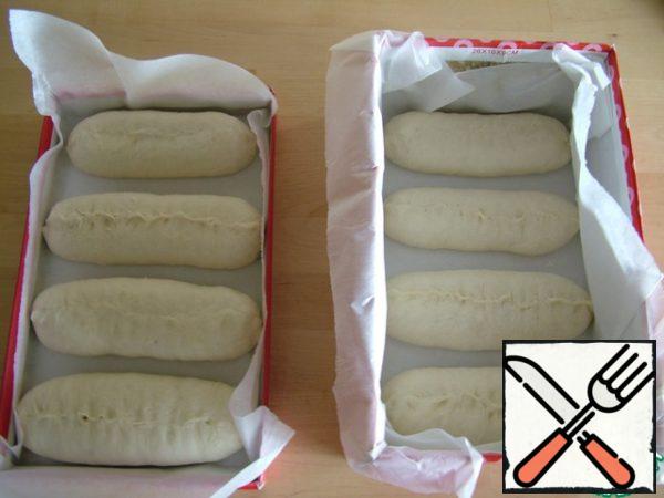 Put buns for proofing on parchment, given to the rolls during the proofing work. For these purposes, perfect Shoe boxes.