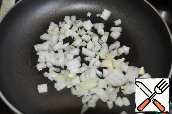 Take the buckwheat kernel, pour water in a ratio of 1 to 2, bring to a boil and cook until ready for 20 minutes on low heat. Onions and garlic cut into cubes and fry until transparent in vegetable oil. Although the shape of the cut and the size of the fundamental importance do not have, because it will still be all crushed.