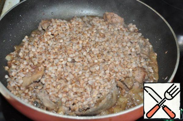 To put the liver stew ready buckwheat, stir, turn off the fire, give a little cool.