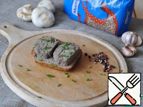 Serve the pate, as usual, with bread, sprinkled with green onion feathers.
Bon appetit!