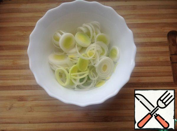 Cut the onion into rings. If there are no leeks, you can replace them with onions, diced.
